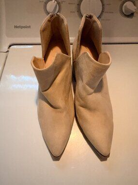 Piper booties from The Vine boutique NWOT size 8. Never worn.
